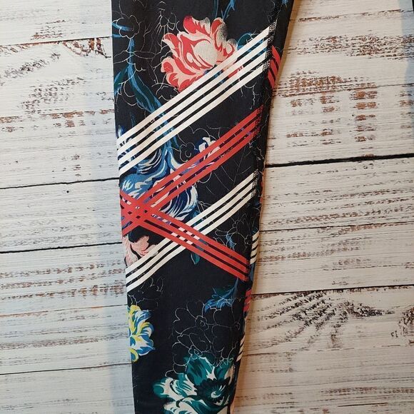 Womans sz Large Floral  with White and Red Stripes Leggings  - Picture 4 of 13